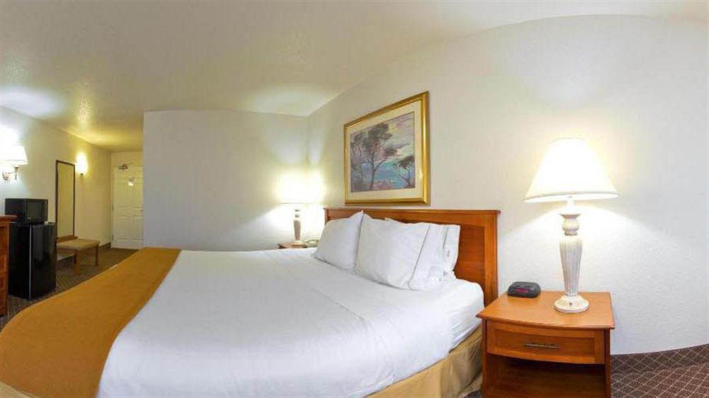Holiday Inn Express Hotel & Suites Ames By Ihg Bagian luar foto