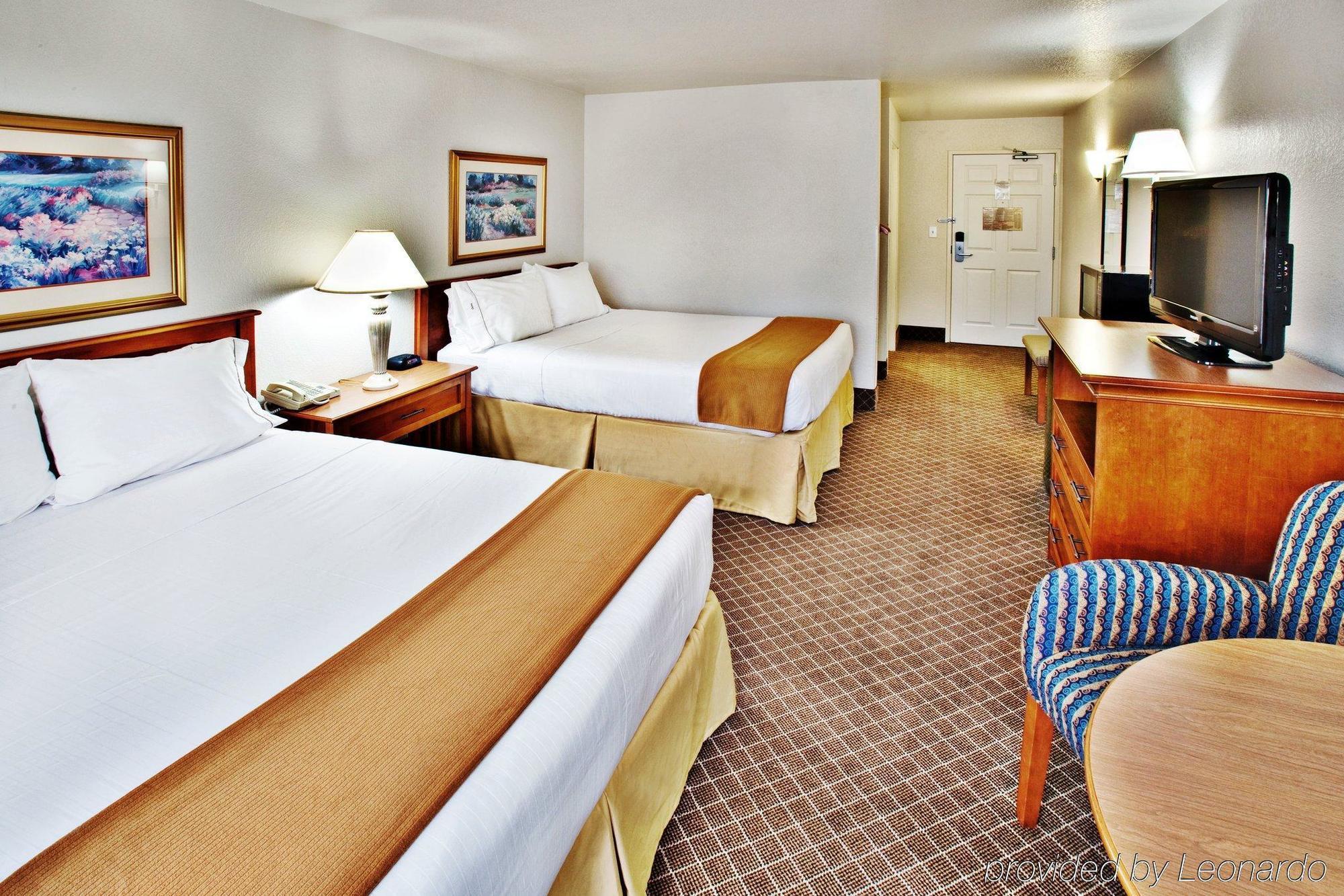 Holiday Inn Express Hotel & Suites Ames By Ihg Bagian luar foto